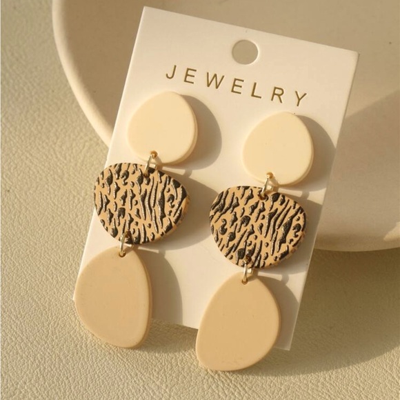 Fashion Jewelry Jewelry - Geometric Beige Drop Earrings NEW 🏷️